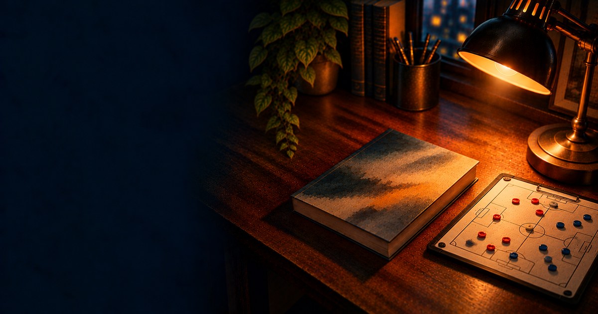 深夜の机に置かれた読書灯と単行本と二色のマグネットが並ぶ小さな作戦盤